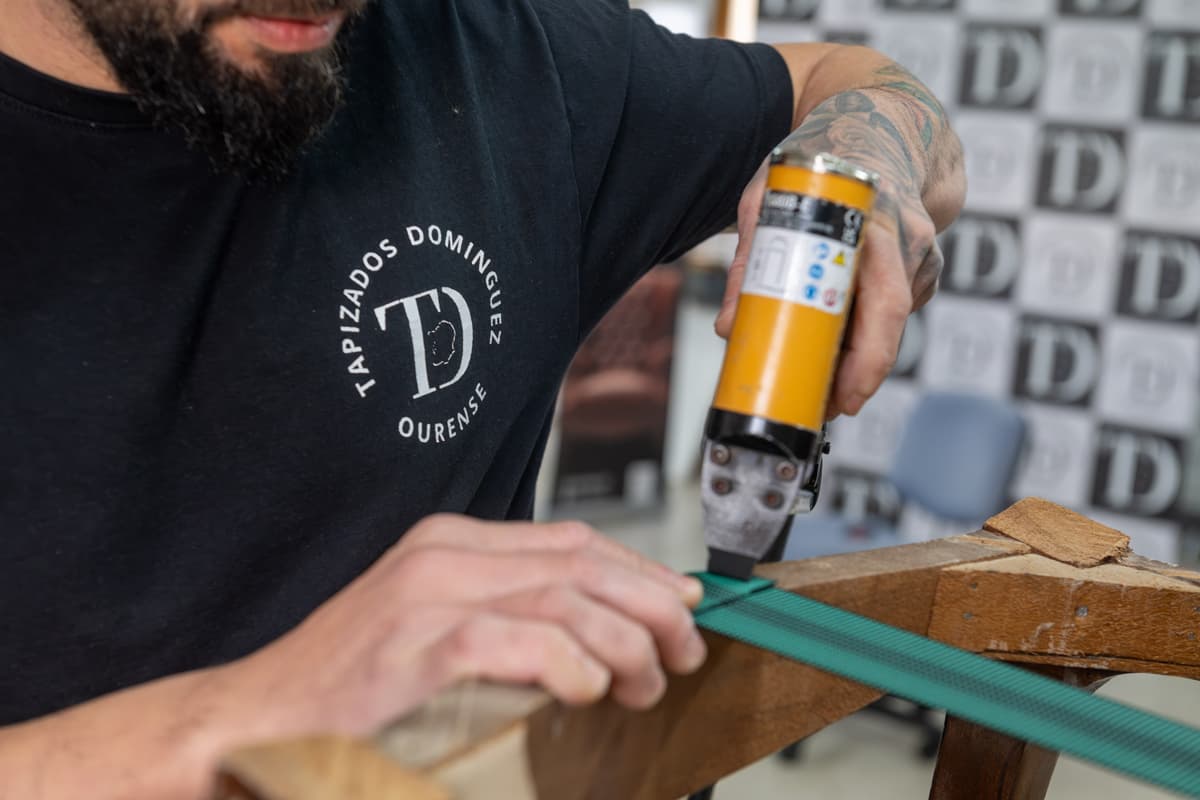 Refuerzo y encolado del armazón, tapicería de muebles en Ourense